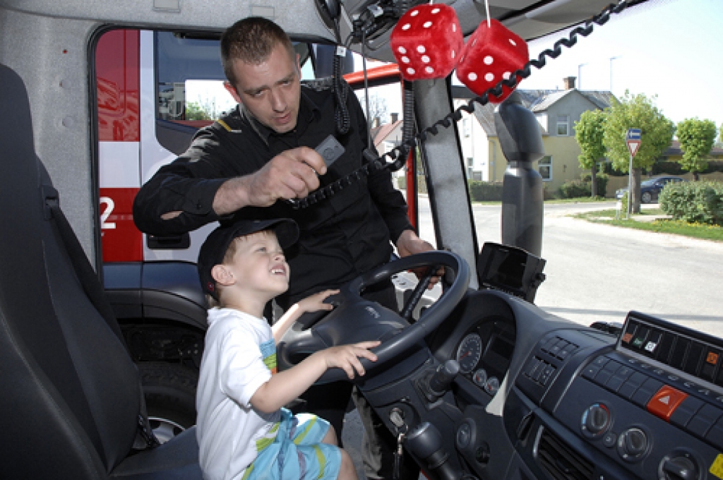 Aleksandrs Falučko, Ugunsdzēsības un glābšanas dienesta Bauskas daļas vada komandieris, ugunsdzēsēju automobili izrāda ciemos atnākušajam Dāvim. 