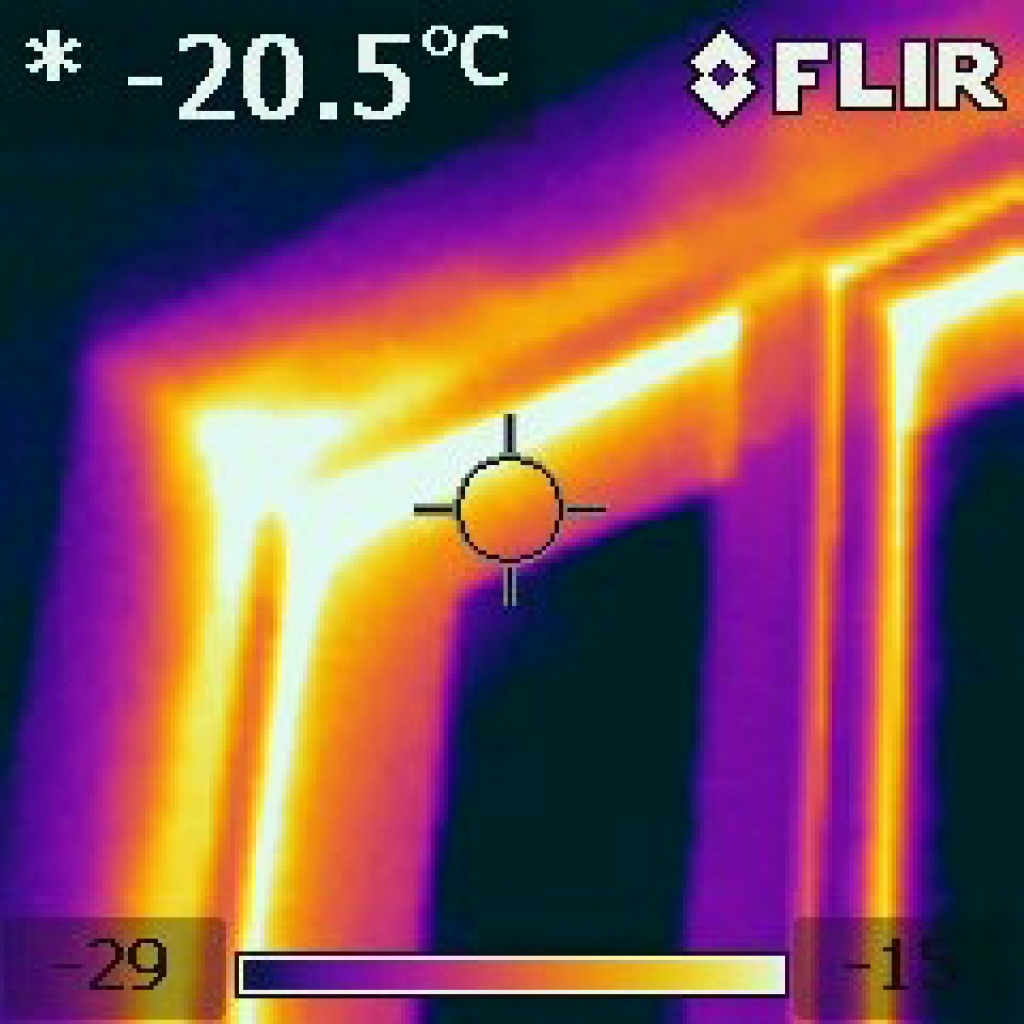 Stacijas ielas  5. namā Bauskā pirms trim gadiem uzņemtā termogramma. Siltums zūd logu savienojuma vietās ar sienu.