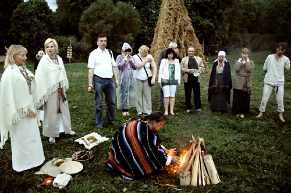 Ugunsrituāls 18. maija vēlā vakarstundā Lielupes krastā. Pēc baltu saimes «Saules ceļš» «šamaņa» Baltā Vēja «buramvārdiem» tiks aizdegtas trīs salmu skulptūrās darinātās ugunszīmes.