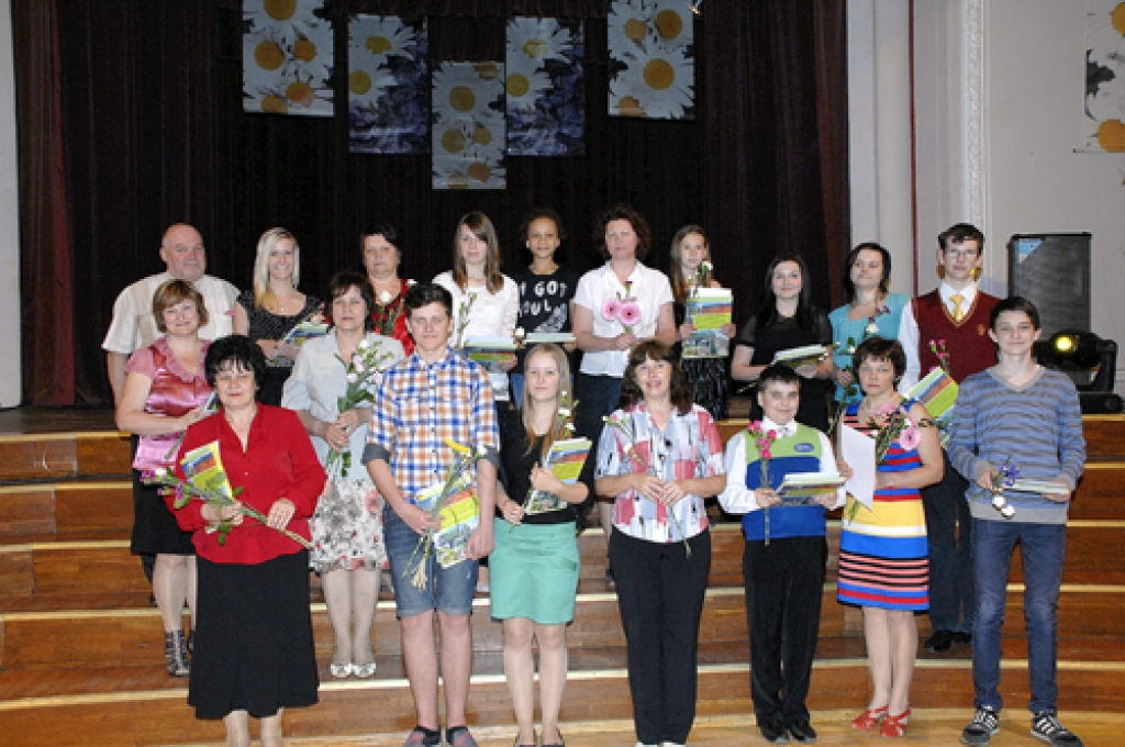 Skolēni un skolotājas no Bauskas un Rundāles novada – valsts un reģiona mācību priekšmetu olimpiāžu uzvarētāji. 