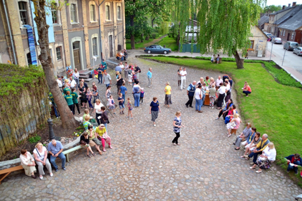 Bauskas novadpētniecības un mākslas muzeja omulīgajā pagalmiņā.