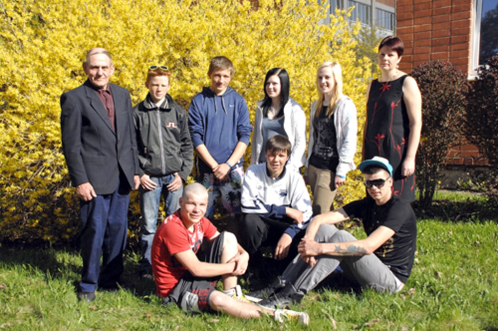 MEŽOTNES INTERNĀTVIDUSSKOLAS 9. KLASE: Ingus Burtnieks, Sabīne Adijane, Žanis Kaķenāns, Dace Reveliņa, Daniels Šteins, Mārtiņš Štubis, Kristaps Urbēns. Klases audzinātāji Solvita Šteinberga un Alfrēds Kudžs. Fotografēšanās brīdī klāt nebija Raita Mucenieka, Sintijas Smelteres un Loretas Incenbergas. 