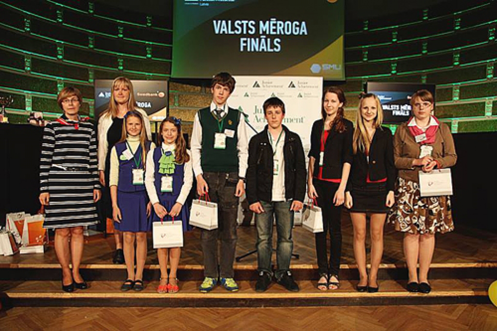 Pēc balvas saņemšanas. Līga Norvaiša (no labās) un pedagoģe Solvita Lauzēja (otrā no kreisās) ar audzēkņiem.