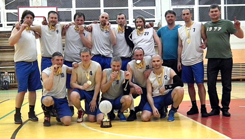 UZVARĒTĀJI. «Rūja un dēli» šogad kļuva par dubultamatieru līgas 35+ vecuma grupas uzvarētājiem. 