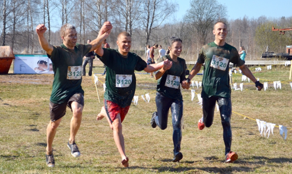 Komanda «Mēmele» finišē Stipro skrējienā.