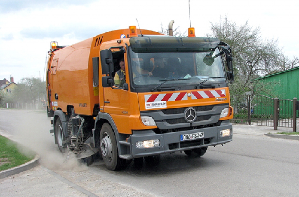 Uzņēmuma «Vides serviss» jaunā ielu uzkopšanas mašīna dodas pirmajā izmēģinājuma braucienā pa Dārza ielu Bauskā. 