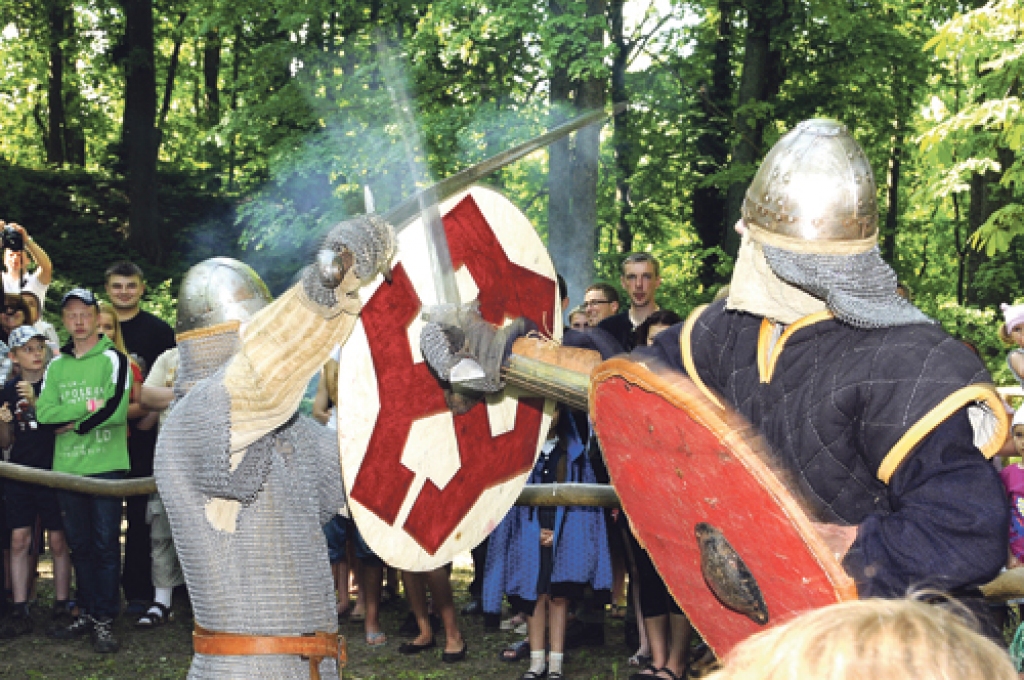 Mežotnes pilskalna svētkos vienmēr saistošas ir bruņinieku cīņas. 