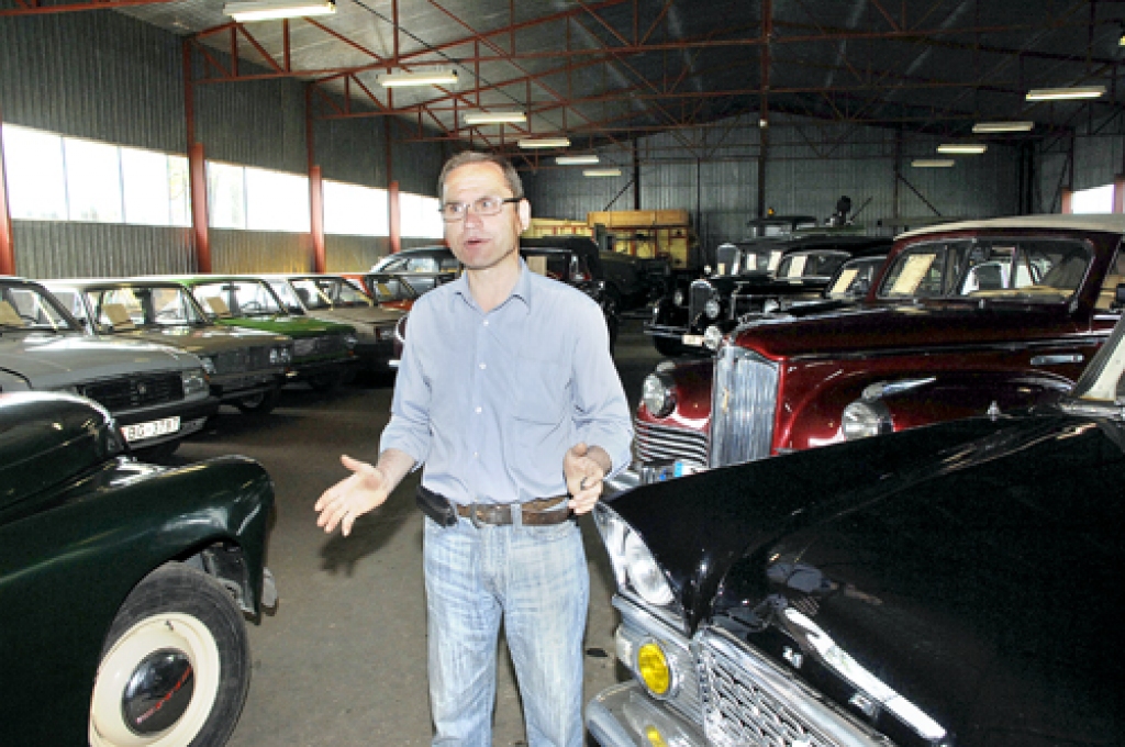 Ziedonis Stiķis, mašīnu muzeja vadītājs «Miķelī», rāda vieglās automašīnas, ko jau pavisam  drīz varēs aplūkot jaunajā angārā.