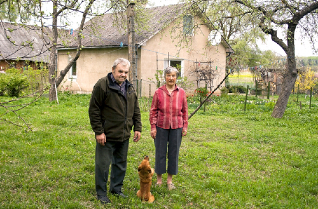 Janīna un Boriss Romanovi savu «Spāru» sētā kopā ar ņipro Riki.