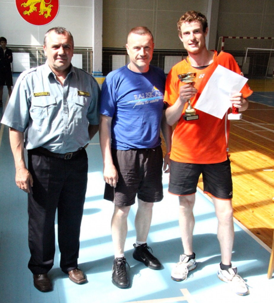 Sacensību uzvarētājs Māris Dravenieks (no labās) kopā ar organizatoru Jāni Kalēju un atbalstītāju Bogdanu Kohanovski.