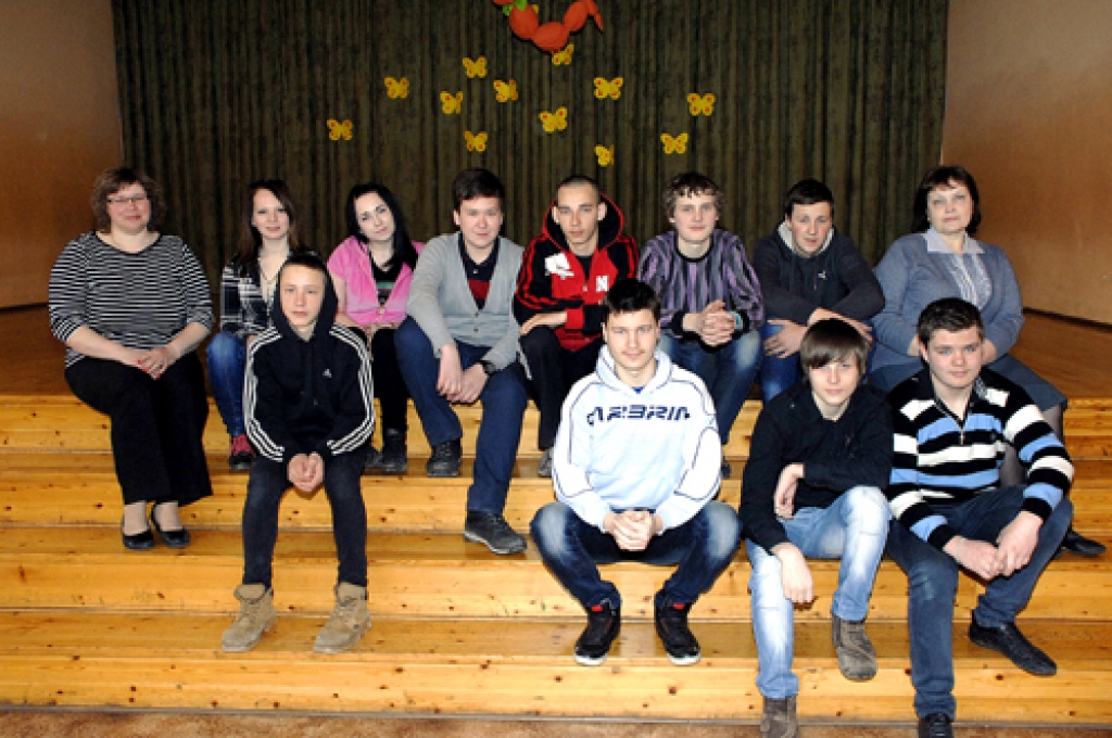 IECAVAS VIDUSSKOLAS 9.C UN 9.D KLASE: Vitālijs Deņisovs, Pāvels Gapons, Deniss Hodorovičs, Ruslans Korecs, Vadims Suruda, Ņikita Veremeičiks, Arkādijs Višķers, Anna Baranova, Rihards Koroņevskis, Elīna Gržibovska. Klases audzinātājas Olga Petrišina un Zanda Zīvārte.