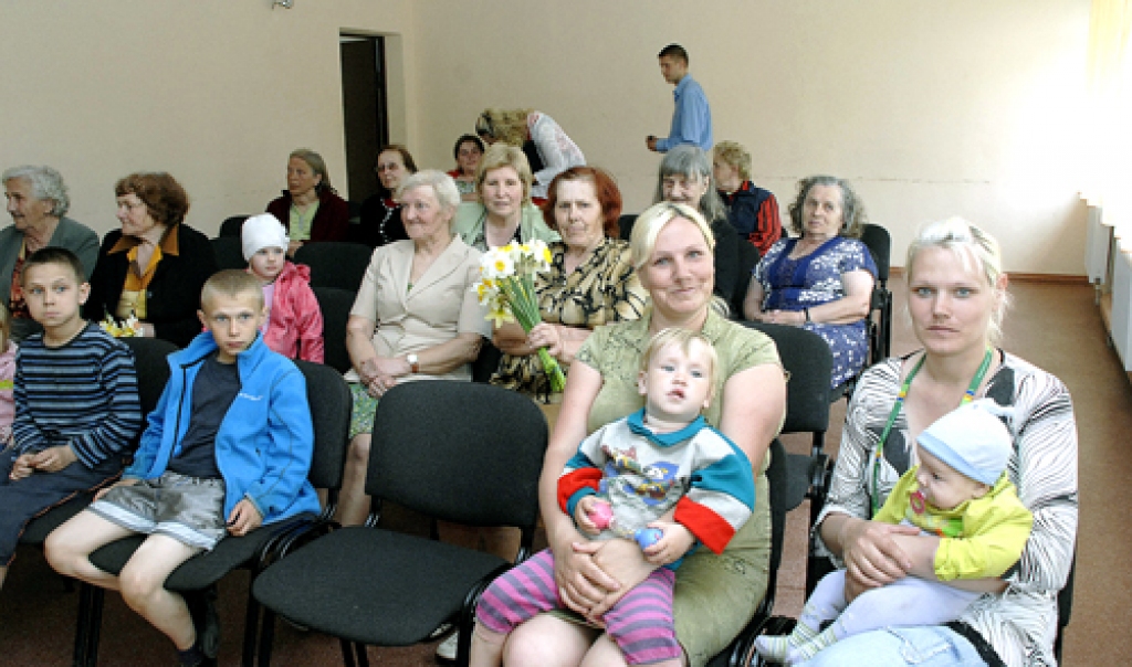 Dāvinietes Liene Rozenfelde (no labās) ar mazo Martu un Sanita Sutkaite, turot klēpī Adrianu, klausās Mātes dienai veltīto svētku koncertu kultūras centrā «Dāvis». 
