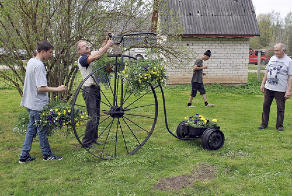 «Ziedu velosipēds» tapis no veciem rīkiem un detaļām, kļūstot  par Zālītes skolas metāldarbnīcas atklāšanas svētku simbolu. 