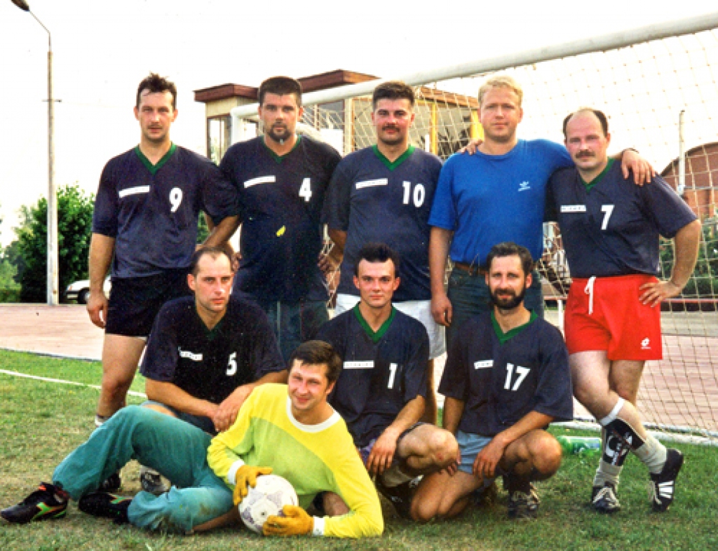 SIA «Fotomiks» komanda 1997. gada futbola sezonas noslēgumā: Guntars Vāvers (stāv no kreisās), Raitis Čekšs, Andis Maskalis, Aivars Samsons, Ģirts Donerblics, Ainārs Jasūns (pirmajā rindā no kreisās), Dainis Maskalis, Aivars Melderis, vārtsargs Normunds Vāvers (priekšā).