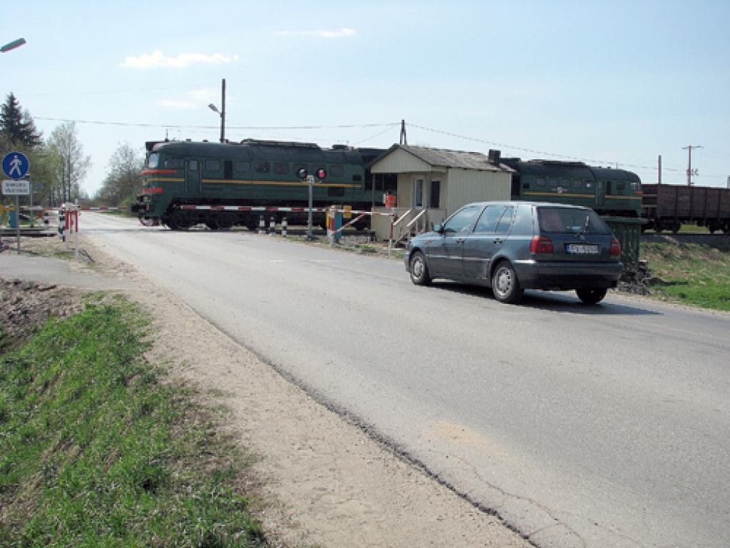Vecumniekos ir trīs pārbrauktuves, pa kurām var šķērsot Krustpils–Jelgavas vilciena līniju. Viena no tām ir aprīkota ar signalizāciju, pusautomātiskajām aizsargbarjerām, izbūvēta īpaša gājēju pāreja. 