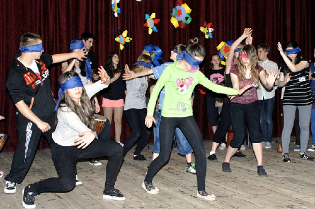 Pilsrundāles vidusskola iesaistījusies projektā, kurā piecu valstu bērni un jaunieši kopā iestudē mūziklu.