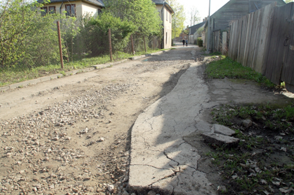 Īpaši interesanti būs vērot procesu Kalēju ielā, kur būvdarbi neskāra brauktuves malās esošo pussabrukušo asfaltu. Kā to salipinās ar jauno segumu?