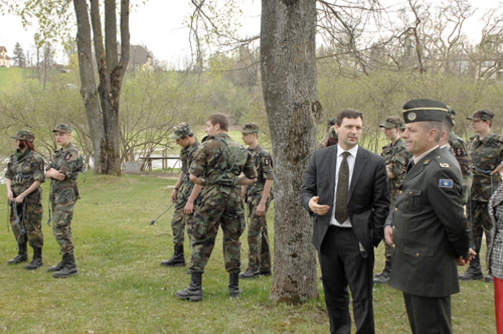 Kosovas armijas Sauszemes spēku komandiera vietnieks Gezims Hazrolli (no labās) un rekrutēšanas nodaļas vadītājs Sabri Haksholli vēro Bauskas jaunsargu paraugdemonstrējumus. 