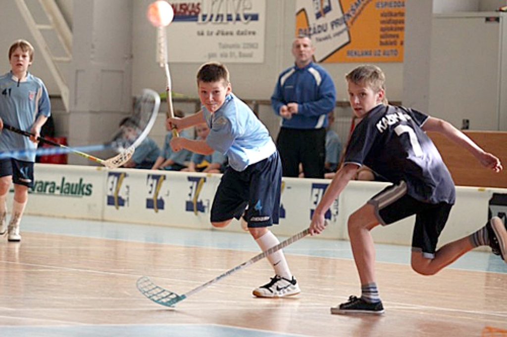 Hārdijs Vanags, U12 komandas spēlētājs, skrien uz pretinieku vārtiem. 