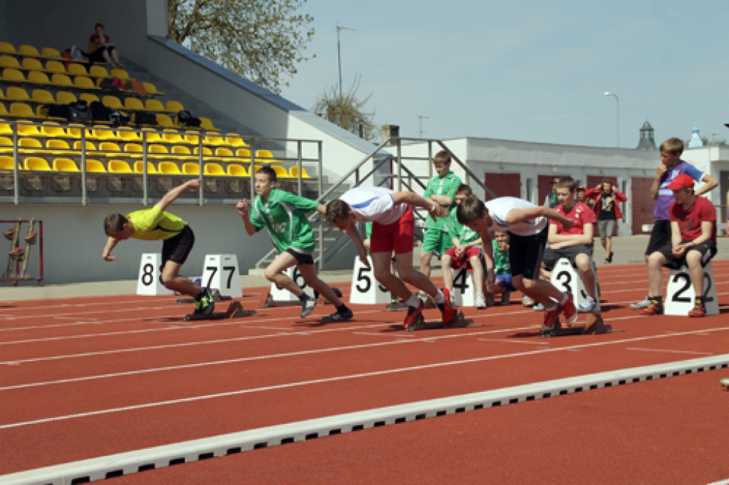 Starts 60 metru distancē. Roberts Gļauda (pirmais no kreisās), trešais – Kristaps Jaunpujens – divi četrcīņas favorīti.