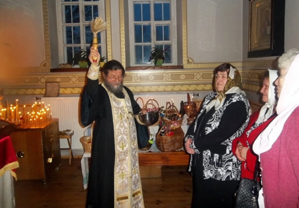 Tēvs Nikolajs iesvēta gan ticīgos, gan Lieldienu galdam domātos ēdienus.