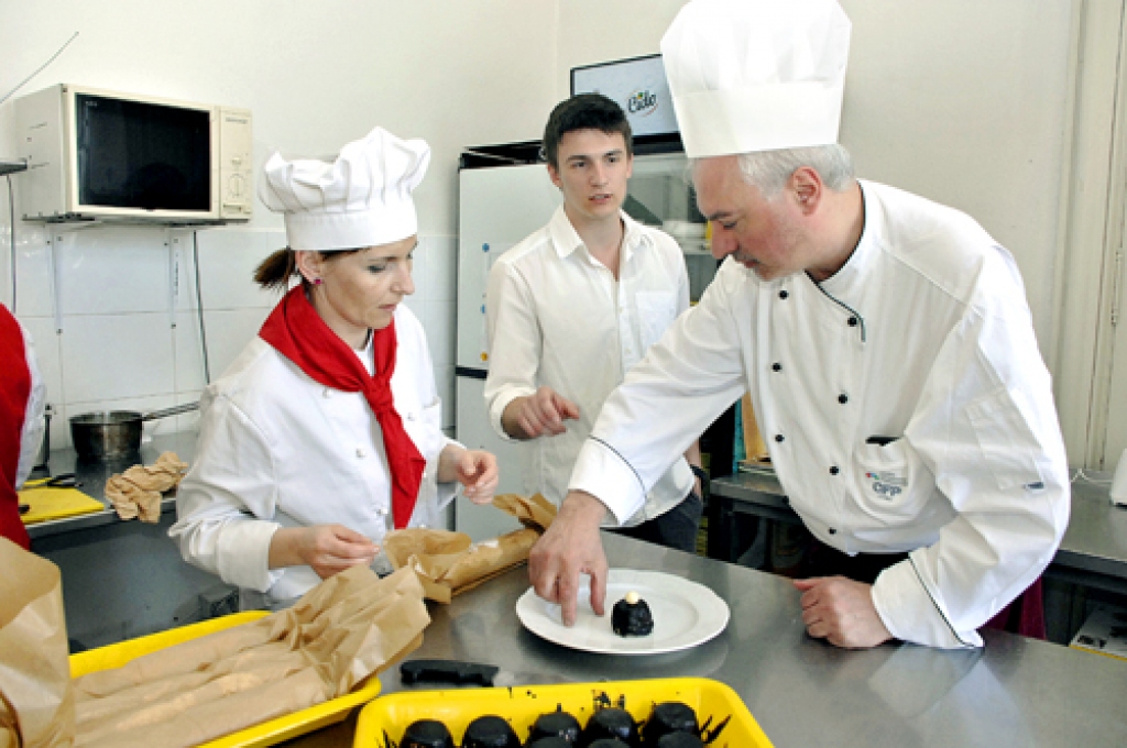 Fabrizio Uboldi, itāliešu pavārs, Rundāles pils restorāna virtuvē ar šefpavāri Antru Dubrovsku un tulku Ritvaru Galunēviču, gatavojot desertu «Rastrelli».