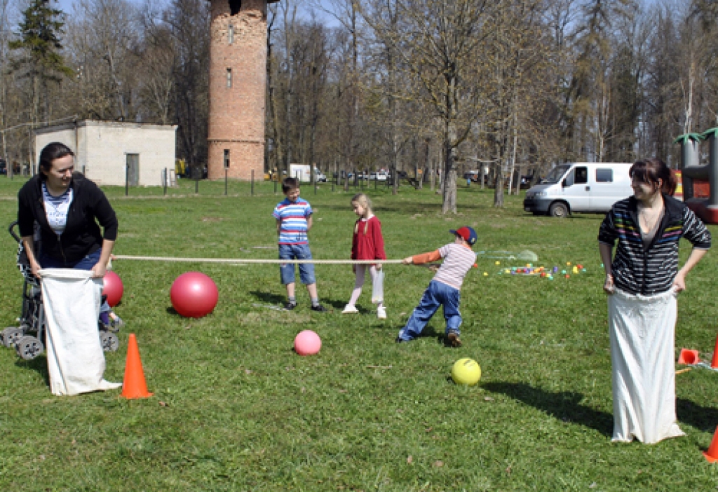 Māmiņas un viņu atvases ar prieku sacentās Valentīnas Žuravļovas rīkotajās kustību spēlēs.