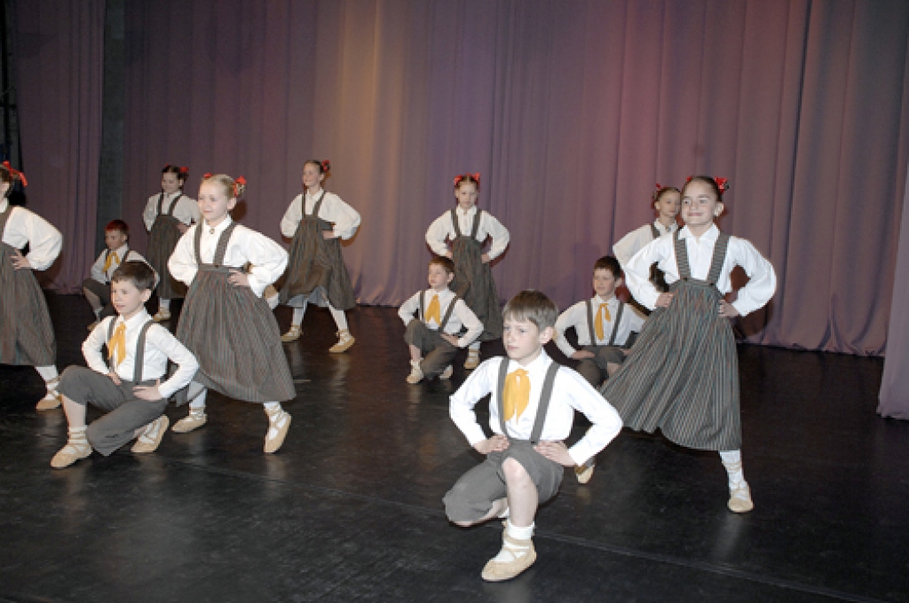 Uz skatuves – Bauskas pilsētas pamatskolas deju kolektīva «Ganiņi» 1. – 2. klašu grupa.