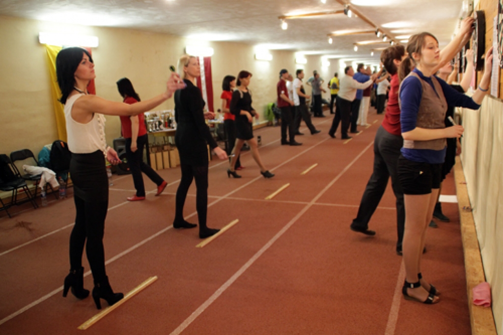 «Bauskas kausa» izcīņā zāle bija pārpildīta – šogad piedalījās 87 sportisti. Pirmā no kreisās – dāmu sacensību uzvarētāja no Smiltenes Elīna Putniņa. 