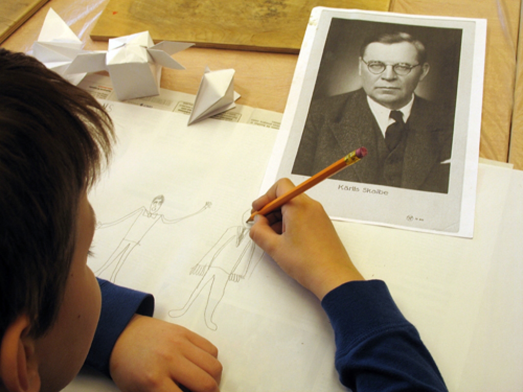 Bērni vispirms skicē kultūras dižgaru portretus, lai vēlāk tos veidotu no baltās akmens masas.