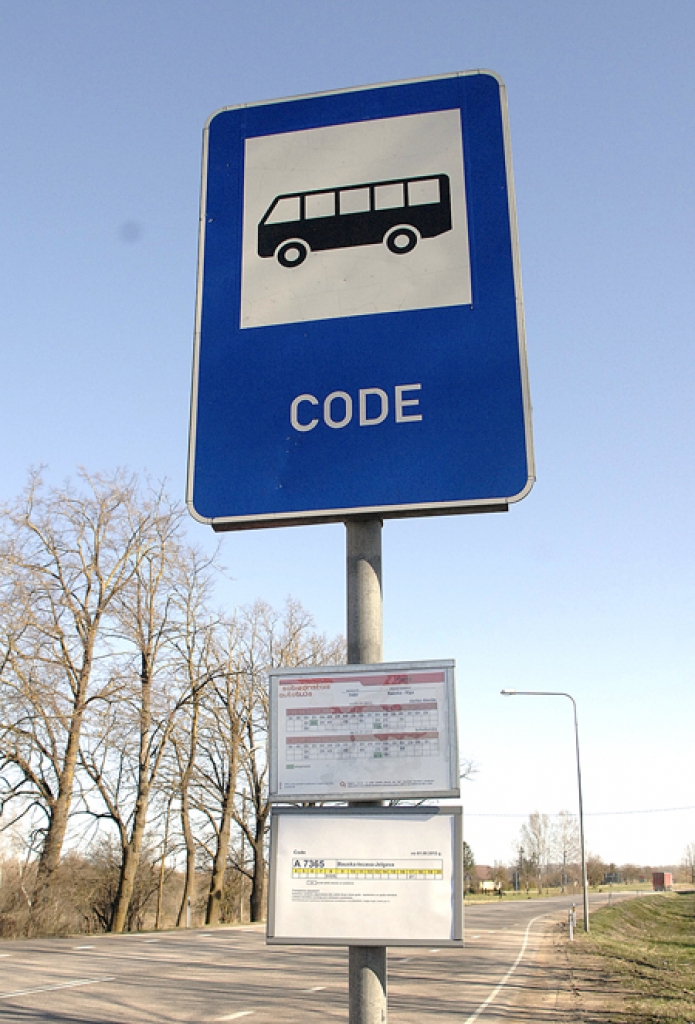 «Sabiedriskais autobuss», pretēji solītajam, pieturvietās nav izvietojis sarakstus, kuros būtu norādīts, kādas ietilpības autobusi kurā laikā dodas reisā. 