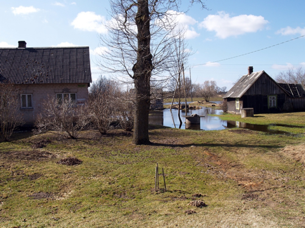 «Mazklētnieku» sēta šopavasar atkal grimst ūdenī, kas bojā mājas pamatus un rada kaitīgus dzīves apstākļus. 