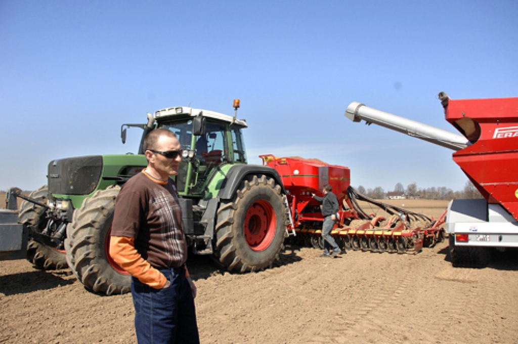 Bauskas novada Gailīšu pagastā SIA «Uzvara-Lauks» trešdien, 1. maijā, sāka pavasara sēju. Vairums lauku ir apžuvuši, tehnika tajos var strādāt bez aizķeršanās, tā atzīst mehanizators Zigmunds Kuļikausks.