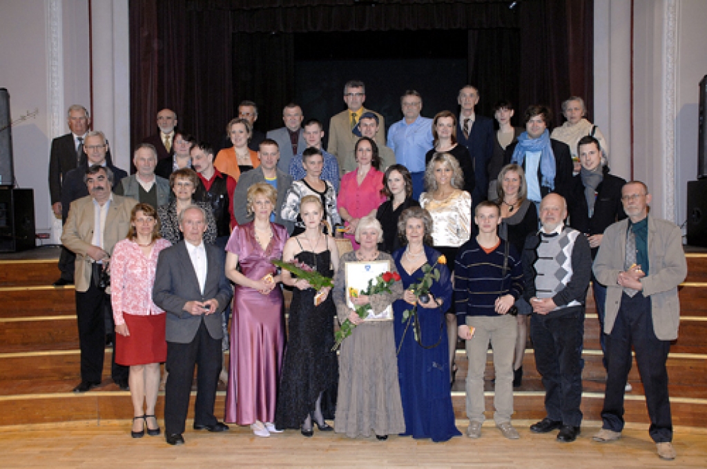 55 gadu jubilejā. Studijas «Bauska» fotogrāfi «ģimenes bildē». 
