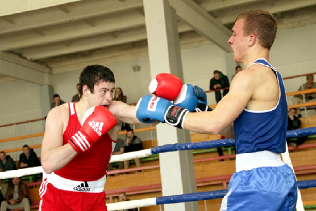 Artjoms Kotenkovs (no kreisās) saņēma vienu no Valērija Hrustaļova kausiem. 