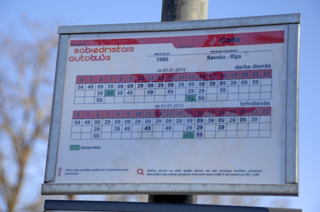 Pretēji solītajam, «Sabiedriskais autobuss» pieturvietās nav izvietojis sarakstus, kuros būtu norādīts, kādas ietilpības autobusi kurā laikā dodas reisā. 
Autors: Ivars Bogdanovs