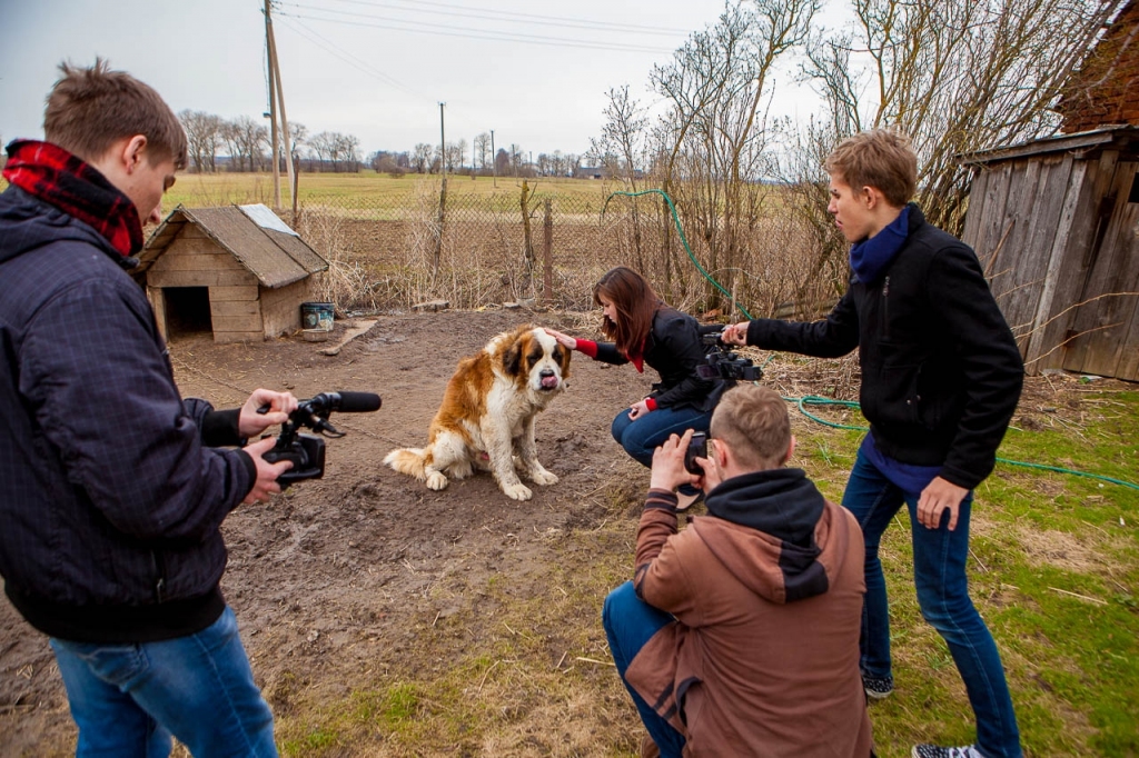 Pilsrundāles vidusskolas jaunieši nacionālo identitāti meklēja ne tikai pilī, bet arī vienkāršā lauku sētā. 
Autors: Artūrs Šlosbergs