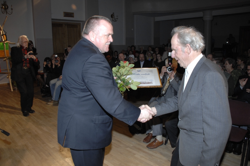 Sveicēju vidū bija Bauskas novada domes priekšsēdētājs Valdis Veips, kurš uzrunāja klātesošos un pasniedza domes Godarakstu ilggadējiem dalībniekam Laimonim Šulcam.
Autors: Ivars Bogdanovs