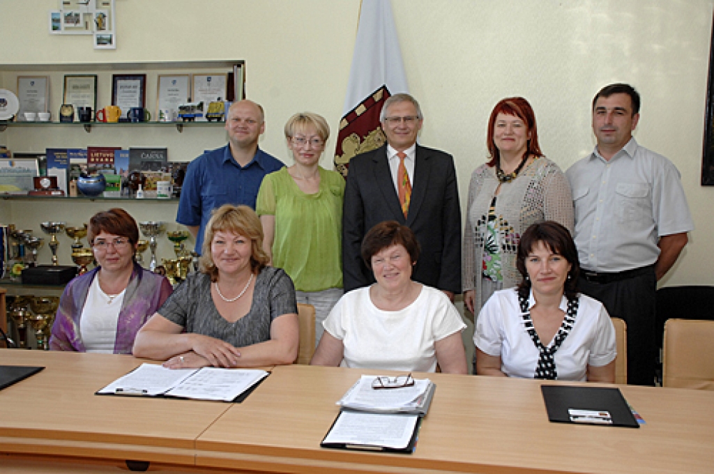 Rundāles novada domes deputāti pēdējā sēdē. Pirmajā rindā no labās: Laima Artimoviča, Inta Klīve, Marija Teišerska, Agrita Jeršova; otrajā rindā no kreisās: Jānis Kļaviņš, Sandra Kerēvica, Aivars Okmanis, Vēsma Veģere un Vitālijs Bļinkovs.
Autors: Ivars Bogdanovs