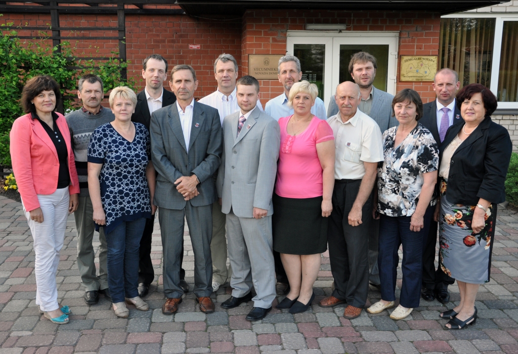 Vecumnieku novada domes deputāti pēdējā sēdē. 1. rindā no labās: Svetlana Vāverniece, Anita Smilškalne, Jānis Kalniņš, Aiga Saldābola, Jānis Strēlis, Rihards Melgailis, Dagmāra Venclova; 2. rindā no kreisās: Anna Balgalve, Mārtiņš Mediņš, Jānis Kovals, Andris Lisovskis, Valdis Rusiņš, Jānis Bračka un Arvīds Zvirbulis.
Autors: Žanna Zālīte