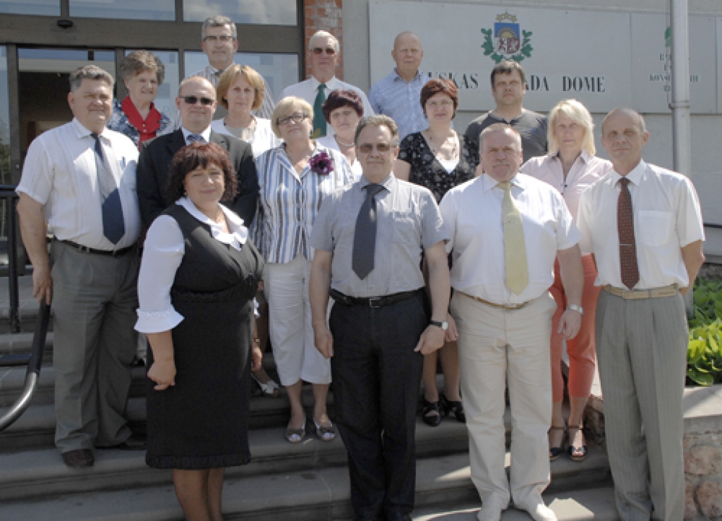 Bauskas novada domes pēdējās sēdes sākumā 30. maijā deputāti iznāca uz administrācijas ēkas kāpnēm fotografēties. No 17 deputātiem sēdē nepiedalījās deputāti Alvis Feldmanis un Gintauts Tarvids. Kopā ar deputātiem novada domes izpilddirektore Dagnija Ludrika. 
Autors: Ivars Bogdanovs