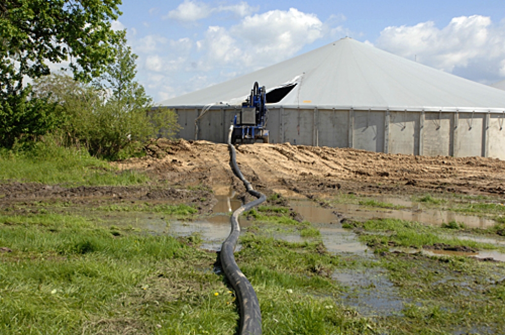 SIA «Gaižēni», izmantojot speciālu tehniku, šķidrmēslojumu pa īpašām šļūtenēm nogādā no tvertnes tieši uz lauka. 
Autors: Ivars Bogdanovs