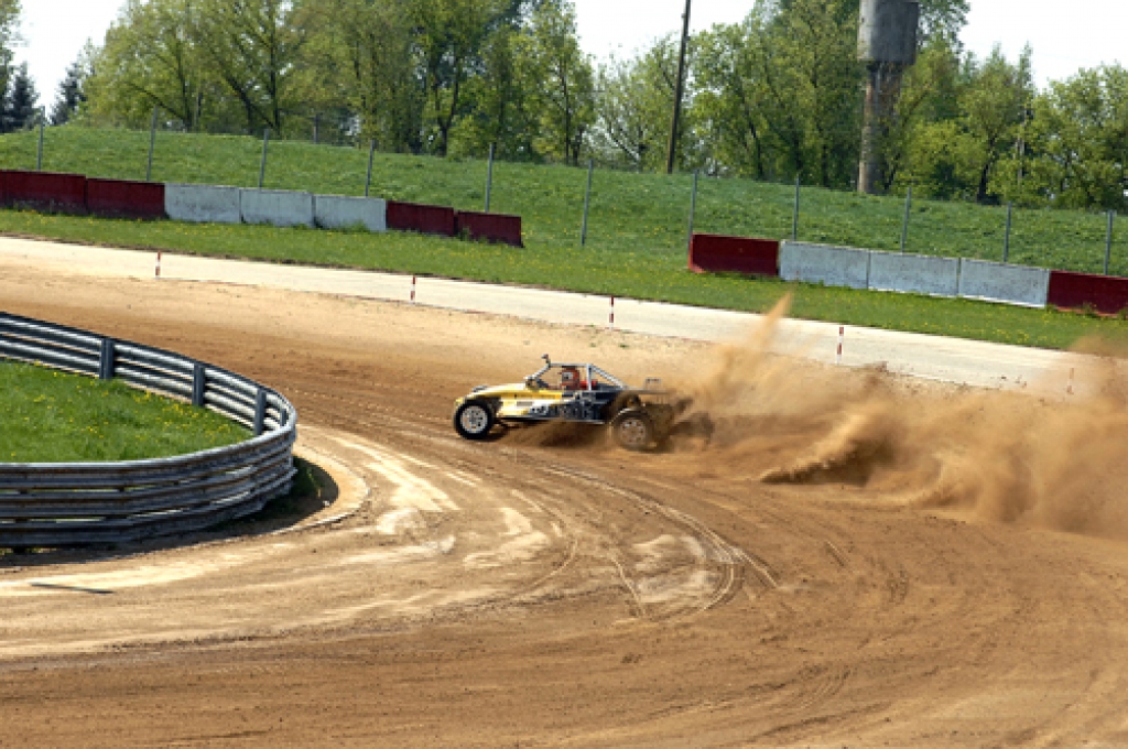 Jānis Boks «pieslīpē» bagiju Mūsas trasē. Viņš nedēļas nogalē startēs Eiropas čempionātā spēcīgajā superbagiju konkurencē.
Autors: Ivars Bogdanovs