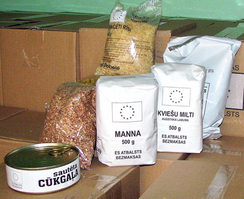 Eiropas Komisijas finansētās pārtikas pakas saturs: piena pulveris, makaroni, rīsi, griķi, manna, milti un gaļas konservi.