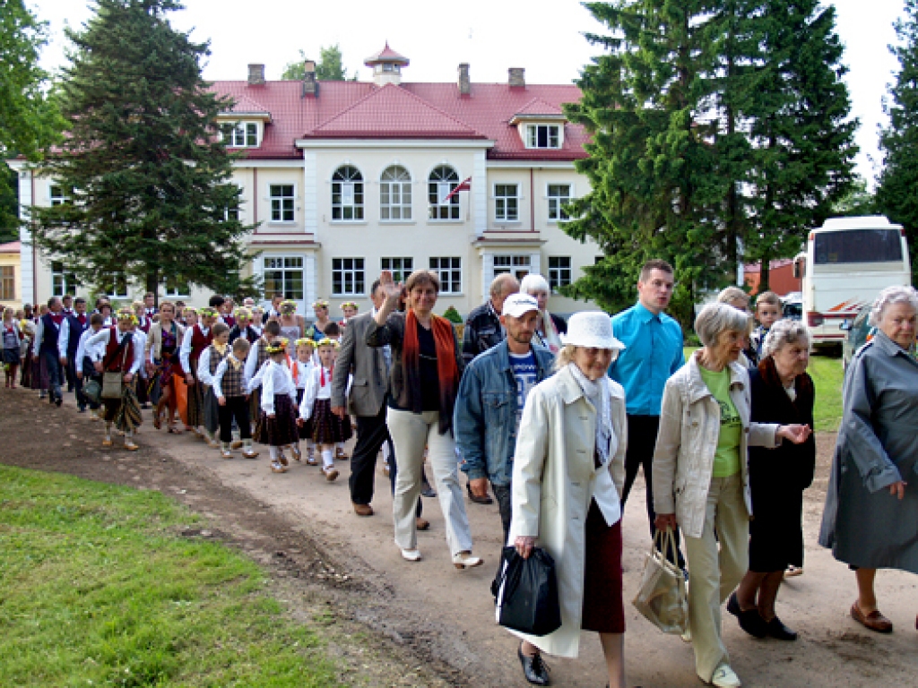 Gājienā uz koncertu estrādē skolas absolventus un audzēkņus vadīja Skaistkalnes pūtēji. 