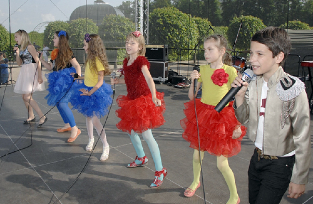 «Miljons» – Bauskas bērnu un jauniešu centra vokālā studija – kuplināja Rundāles novada svētku koncertu.