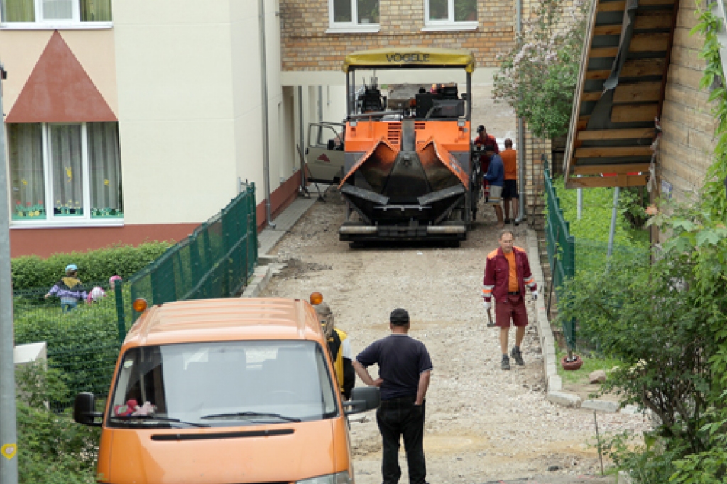 Aizvadītajā nedēļā asfaltēja būvdarbu vietu Saules ielā. 