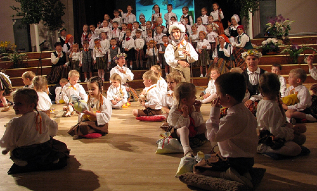 Dziesma «Aijā žūžū, lāča bērni» tika ne vien izdziedāta, bet arī izspēlēta. 