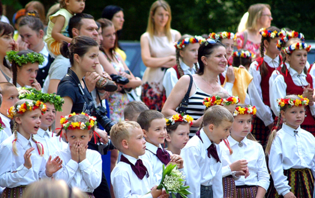 Iecavas publika – vecāki, radi, draugi – mazākos dancotājus atbalstīja īpaši silti.