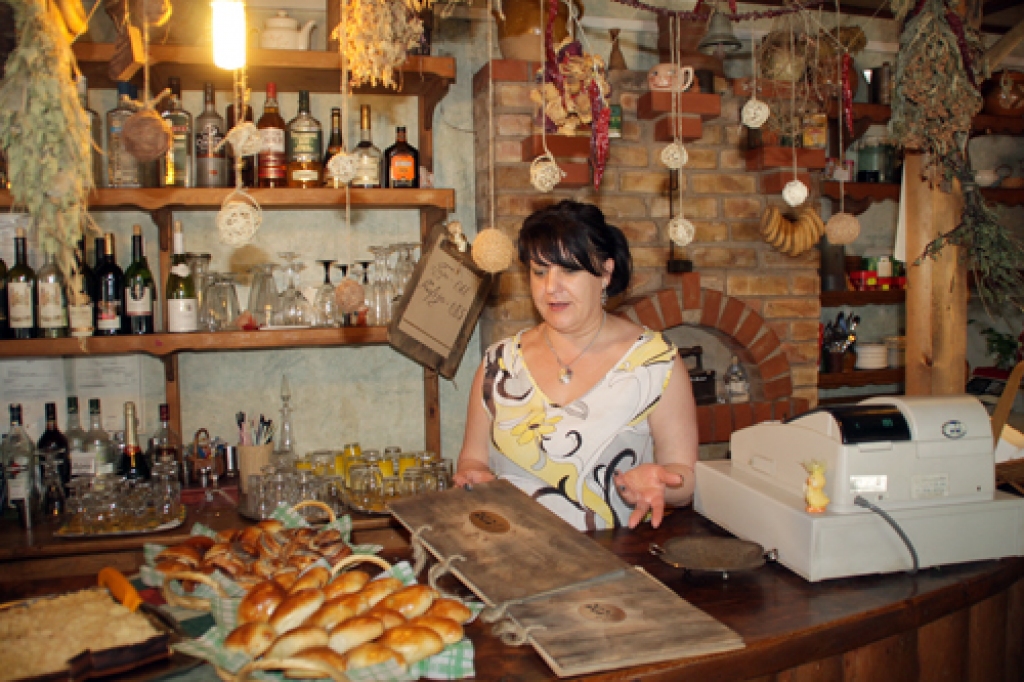 Indra Lūse, krodziņa «Pie lielās karotes» bārmene, lepojas ar pašu ceptiem pīrāgiem un maizītēm.